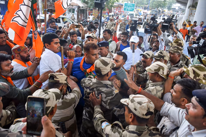 Jharkhand Bandh: किसी को घसीटा तो किसी ने दिखाई आंख, 8 तस्वीरों में रांची की सड़कों पर ABVP-BJP का हंगामा