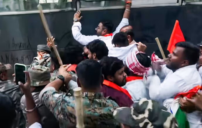 Jharkhand Bandh: किसी को घसीटा तो किसी ने दिखाई आंख, 8 तस्वीरों में रांची की सड़कों पर ABVP-BJP का हंगामा