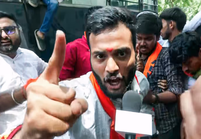 Jharkhand Bandh: किसी को घसीटा तो किसी ने दिखाई आंख, 8 तस्वीरों में रांची की सड़कों पर ABVP-BJP का हंगामा