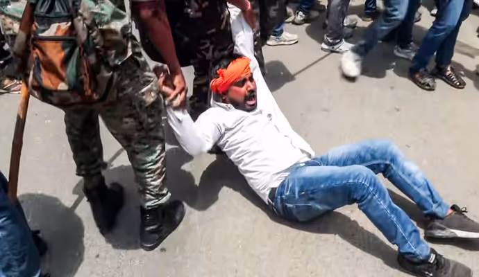 Jharkhand Bandh: किसी को घसीटा तो किसी ने दिखाई आंख, 8 तस्वीरों में रांची की सड़कों पर ABVP-BJP का हंगामा