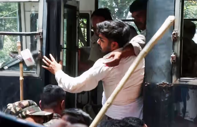 Jharkhand Bandh: किसी को घसीटा तो किसी ने दिखाई आंख, 8 तस्वीरों में रांची की सड़कों पर ABVP-BJP का हंगामा