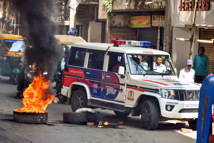 Jharkhand Bandh की 6 तस्वीरें, कहीं सड़कों पर आग तो कहीं JCB पर बैठकर BJP का हल्ला बोल