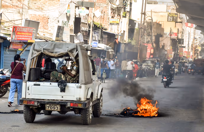 Jharkhand Bandh की 6 तस्वीरें, कहीं सड़कों पर आग तो कहीं JCB पर बैठकर BJP का हल्ला बोल