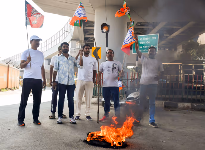 Jharkhand Bandh की 6 तस्वीरें, कहीं सड़कों पर आग तो कहीं JCB पर बैठकर BJP का हल्ला बोल