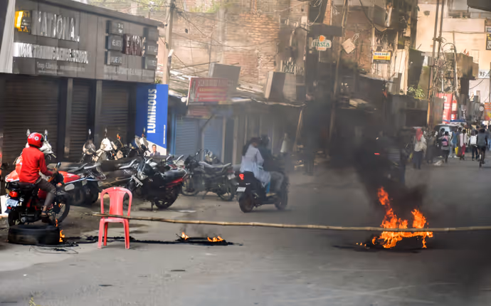 Jharkhand Bandh की 6 तस्वीरें, कहीं सड़कों पर आग तो कहीं JCB पर बैठकर BJP का हल्ला बोल