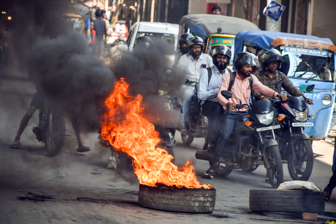 Jharkhand Bandh की 6 तस्वीरें, कहीं सड़कों पर आग तो कहीं JCB पर बैठकर BJP का हल्ला बोल
