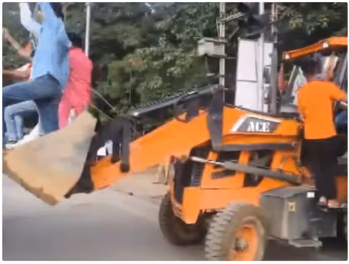 Jharkhand Bandh की 6 तस्वीरें, कहीं सड़कों पर आग तो कहीं JCB पर बैठकर BJP का हल्ला बोल