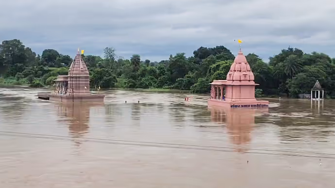 बेतवा का रौद्र रूप: विदिशा में डूबे मंदिर, कोलकाता से कुल्लू तक 10 PHOTO में बारिश से मची तबाही