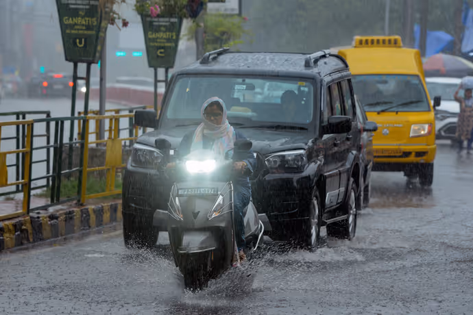 बेतवा का रौद्र रूप: विदिशा में डूबे मंदिर, कोलकाता से कुल्लू तक 10 PHOTO में बारिश से मची तबाही