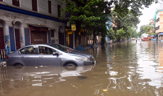 बेतवा का रौद्र रूप: विदिशा में डूबे मंदिर, कोलकाता से कुल्लू तक 10 PHOTO में बारिश से मची तबाही