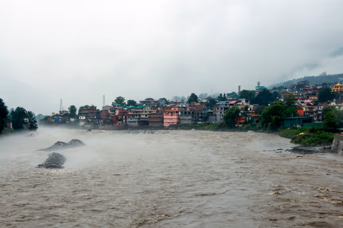 बेतवा का रौद्र रूप: विदिशा में डूबे मंदिर, कोलकाता से कुल्लू तक 10 PHOTO में बारिश से मची तबाही
