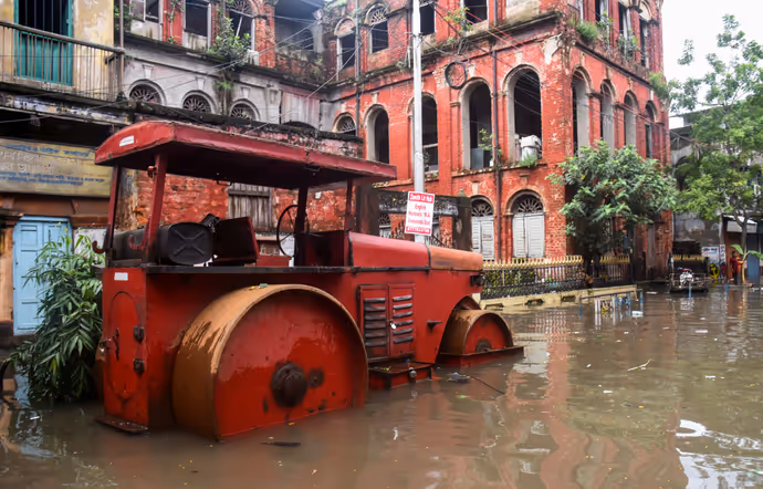 बेतवा का रौद्र रूप: विदिशा में डूबे मंदिर, कोलकाता से कुल्लू तक 10 PHOTO में बारिश से मची तबाही