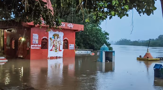 बेतवा का रौद्र रूप: विदिशा में डूबे मंदिर, कोलकाता से कुल्लू तक 10 PHOTO में बारिश से मची तबाही