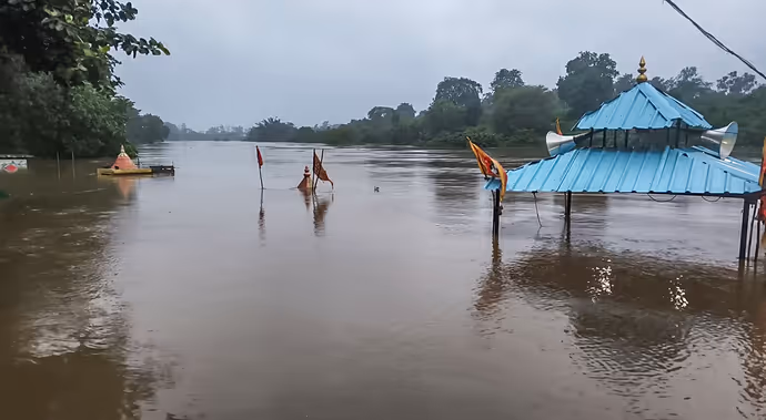 बेतवा का रौद्र रूप: विदिशा में डूबे मंदिर, कोलकाता से कुल्लू तक 10 PHOTO में बारिश से मची तबाही