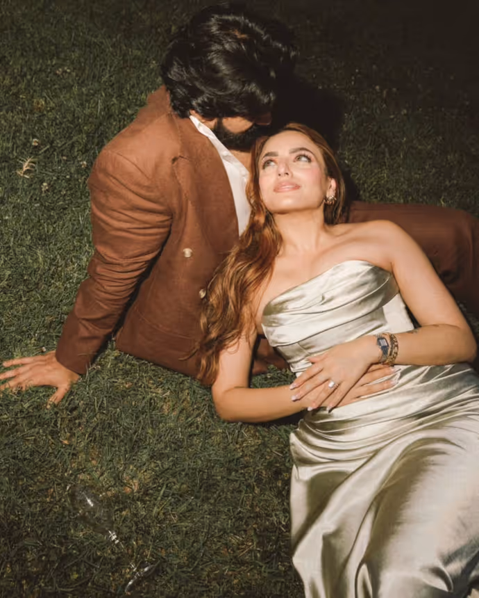 Sukriti Kakar ने की सगाई, 10 Photos में देखें BF शौमिक संग सिंगर का रोमांटिक अंदाज