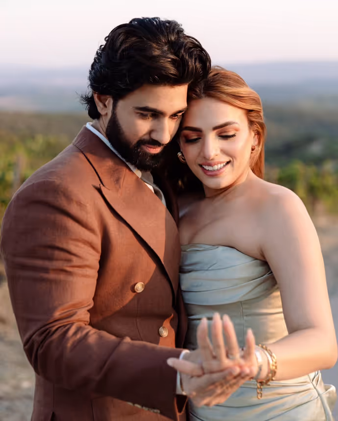 Sukriti Kakar ने की सगाई, 10 Photos में देखें BF शौमिक संग सिंगर का रोमांटिक अंदाज