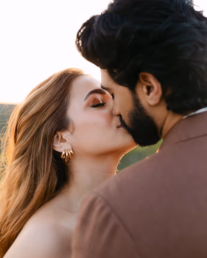 Sukriti Kakar ने की सगाई, 10 Photos में देखें BF शौमिक संग सिंगर का रोमांटिक अंदाज