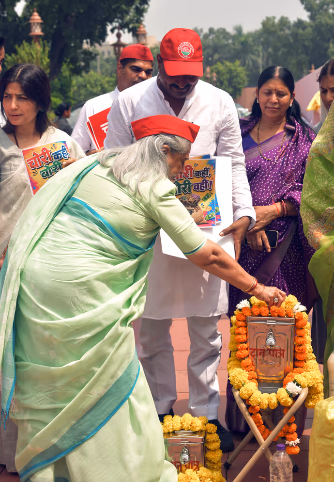 खड़गे के सामने क्यों झुके अयोध्या सांसद, 7 तस्वीरों में देखें संसद में विपक्ष का जोरदार बवाल
