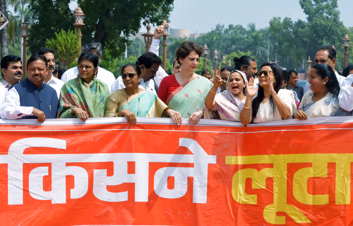 खड़गे के सामने क्यों झुके अयोध्या सांसद, 7 तस्वीरों में देखें संसद में विपक्ष का जोरदार बवाल