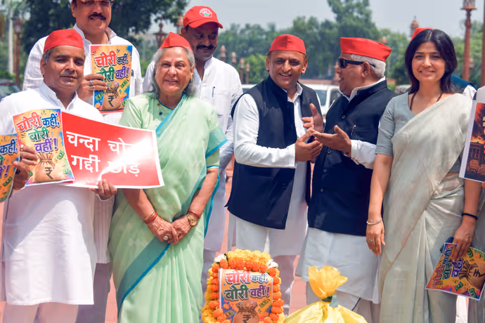 खड़गे के सामने क्यों झुके अयोध्या सांसद, 7 तस्वीरों में देखें संसद में विपक्ष का जोरदार बवाल