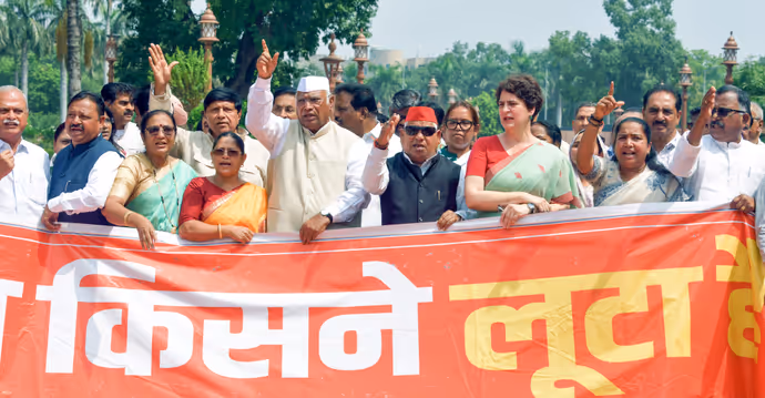खड़गे के सामने क्यों झुके अयोध्या सांसद, 7 तस्वीरों में देखें संसद में विपक्ष का जोरदार बवाल