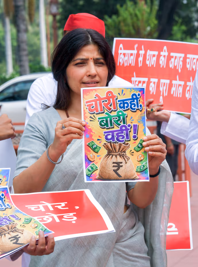 खड़गे के सामने क्यों झुके अयोध्या सांसद, 7 तस्वीरों में देखें संसद में विपक्ष का जोरदार बवाल