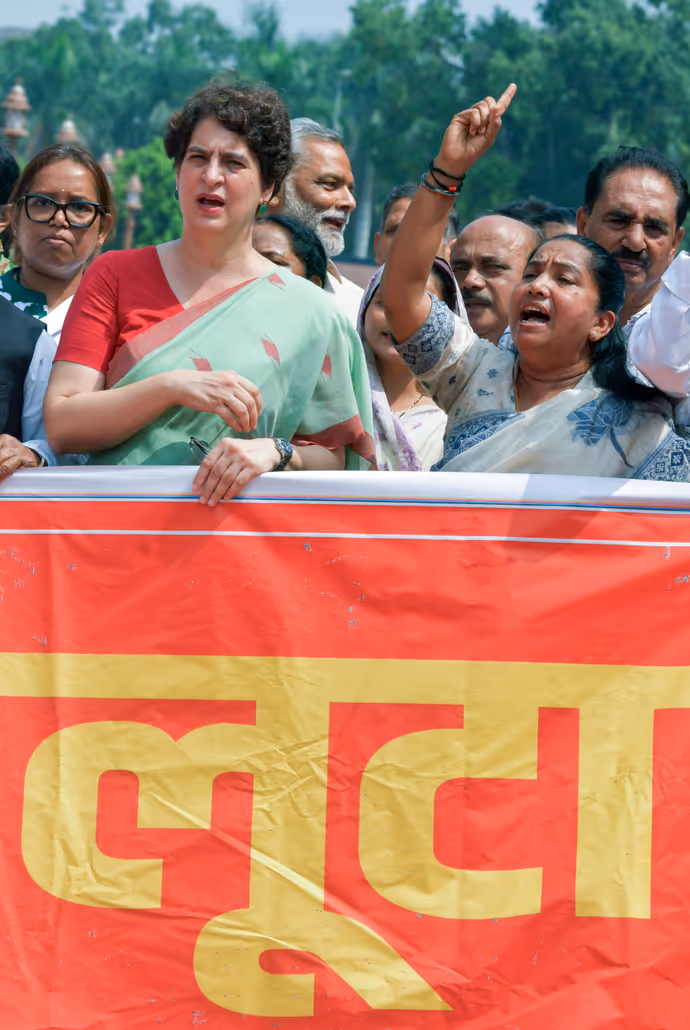 खड़गे के सामने क्यों झुके अयोध्या सांसद, 7 तस्वीरों में देखें संसद में विपक्ष का जोरदार बवाल