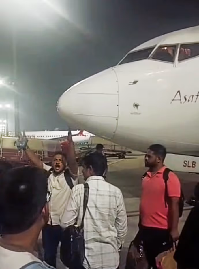5 तस्वीरों में देखिए दिल्ली से पुणे जा रही फ्लाइट का नजारा, कोई सांस नहीं ले पा रहा तो किसी की बिगड़ी तबीयत