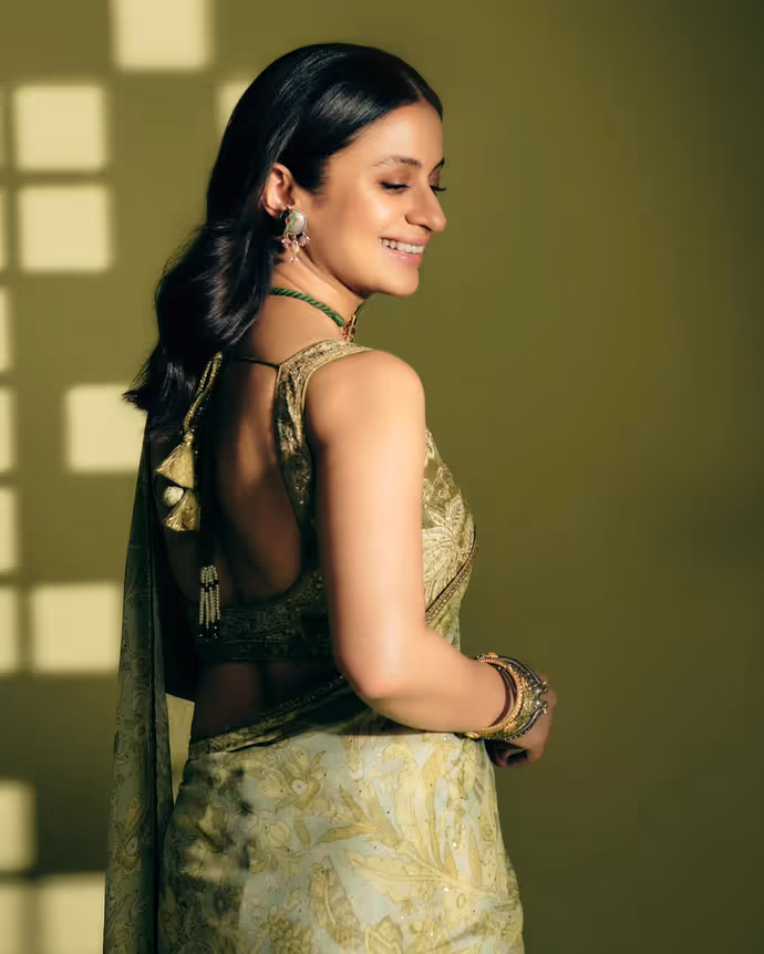 Mirzapur The Movie: बीना भाभी पर चढ़ा सावन का रंग, ग्रीन साड़ी पहन यूं इठलाईं Rasika Dugal
