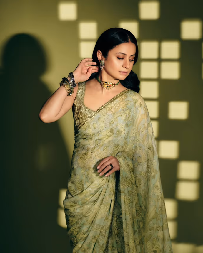 Mirzapur The Movie: बीना भाभी पर चढ़ा सावन का रंग, ग्रीन साड़ी पहन यूं इठलाईं Rasika Dugal