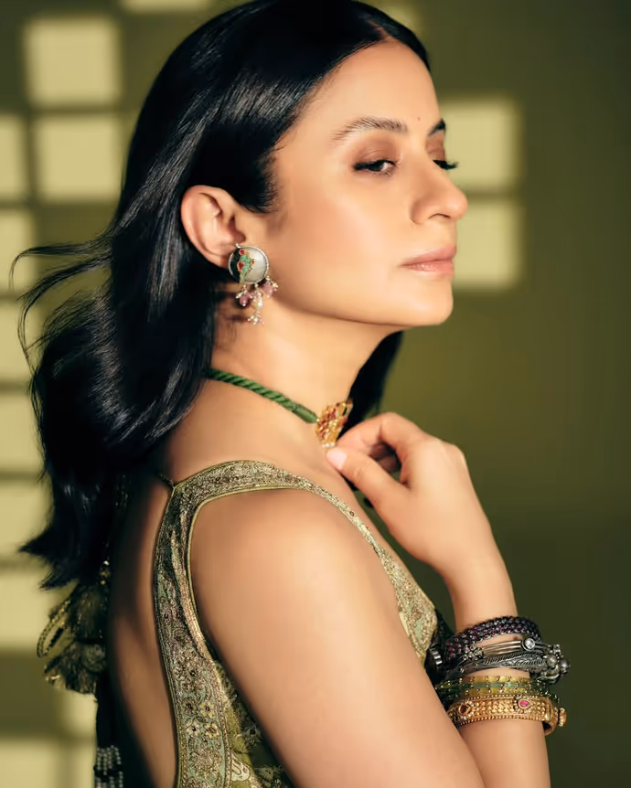 Mirzapur The Movie: बीना भाभी पर चढ़ा सावन का रंग, ग्रीन साड़ी पहन यूं इठलाईं Rasika Dugal
