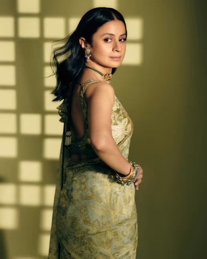 Mirzapur The Movie: बीना भाभी पर चढ़ा सावन का रंग, ग्रीन साड़ी पहन यूं इठलाईं Rasika Dugal