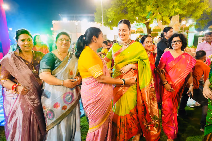 कंगना रनौत ने दिल्ली CM रेखा गुप्ता संग मनाई तीज, 10 Photos में देखें मेहंदी, झूला और ठुमके का जश्न
