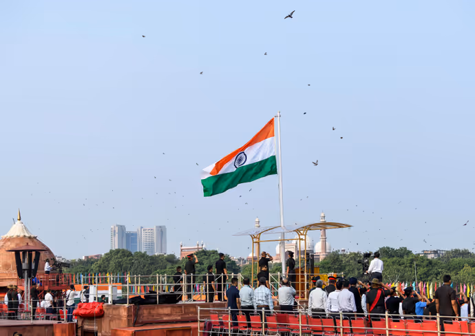 आजादी के जश्न से पहले फुल-ड्रेस रिहर्सल, 10 PHOTO में दिल्ली के लाल किले का भव्य नजारा