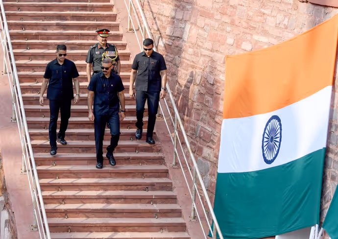 आजादी के जश्न से पहले फुल-ड्रेस रिहर्सल, 10 PHOTO में दिल्ली के लाल किले का भव्य नजारा