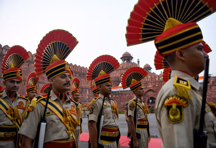 आजादी के जश्न से पहले फुल-ड्रेस रिहर्सल, 10 PHOTO में दिल्ली के लाल किले का भव्य नजारा