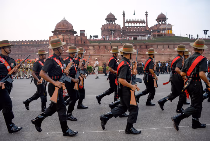आजादी के जश्न से पहले फुल-ड्रेस रिहर्सल, 10 PHOTO में दिल्ली के लाल किले का भव्य नजारा