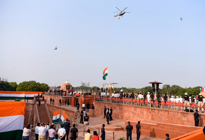 आजादी के जश्न से पहले फुल-ड्रेस रिहर्सल, 10 PHOTO में दिल्ली के लाल किले का भव्य नजारा