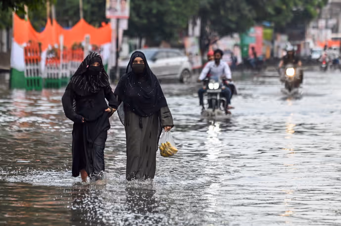 दिल्ली NCR-गाजियाबाद में बारिश की 10 तस्वीरें: बच्ची को पानी से बचाती दिखी मां तो कहीं जान जोखिम में डाल निकले लोग