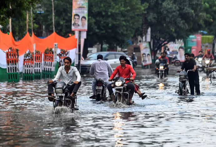 दिल्ली NCR-गाजियाबाद में बारिश की 10 तस्वीरें: बच्ची को पानी से बचाती दिखी मां तो कहीं जान जोखिम में डाल निकले लोग
