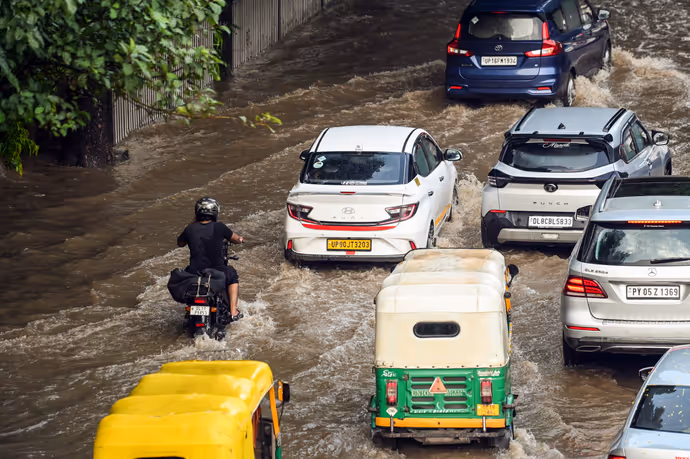 दिल्ली NCR-गाजियाबाद में बारिश की 10 तस्वीरें: बच्ची को पानी से बचाती दिखी मां तो कहीं जान जोखिम में डाल निकले लोग
