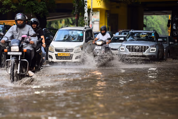 दिल्ली NCR-गाजियाबाद में बारिश की 10 तस्वीरें: बच्ची को पानी से बचाती दिखी मां तो कहीं जान जोखिम में डाल निकले लोग