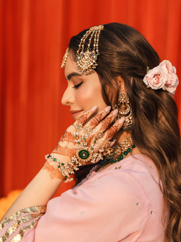 पिंक लहंगे में आमना शरीफ की खूबसूरती ने लूटी महफिल, 10 Photos में देखें TV की 'कशिश' का हसीन लुक
