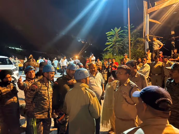 चमोली टनल में अचानक सैलाब! 7 की मौत और 3 मजदूर अब भी फंसे, 11 PHOTO में देखें तबाही का मंजर