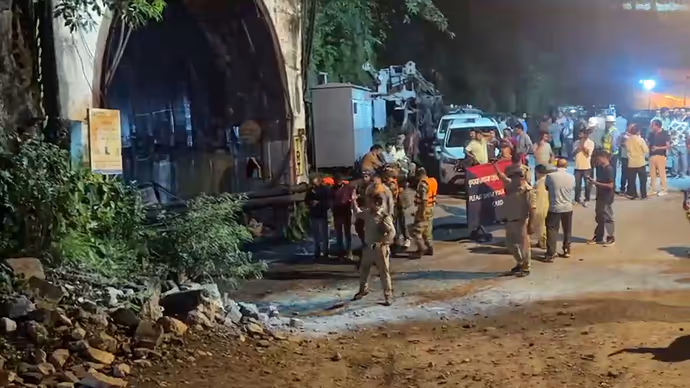 चमोली टनल में अचानक सैलाब! 7 की मौत और 3 मजदूर अब भी फंसे, 11 PHOTO में देखें तबाही का मंजर