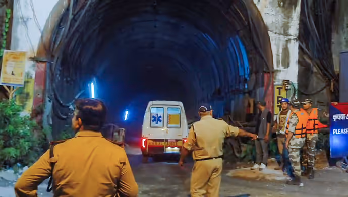 चमोली टनल में अचानक सैलाब! 7 की मौत और 3 मजदूर अब भी फंसे, 11 PHOTO में देखें तबाही का मंजर