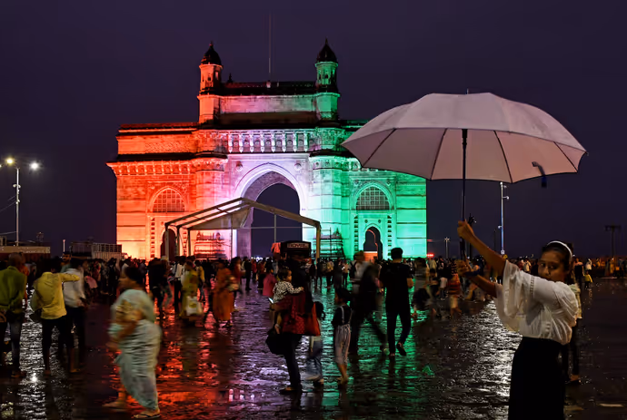 Independence Day 2026: CSMT से चारमीनार तक तिरंगे की रोशनी में सजे देश के ऐतिहासिक स्थल, 10 PHOTO