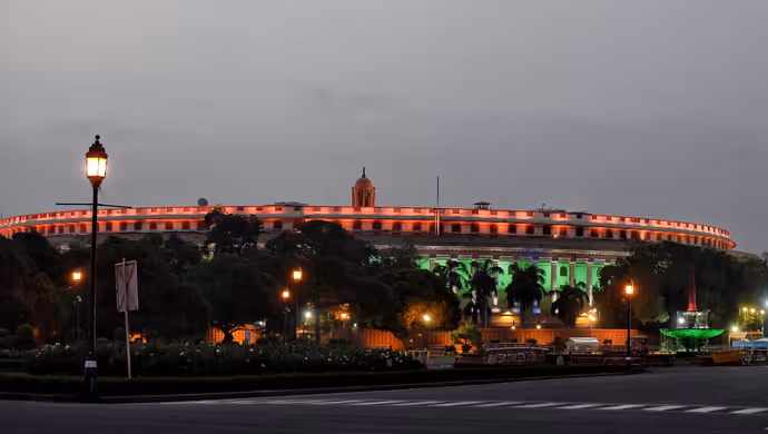 Independence Day 2026: CSMT से चारमीनार तक तिरंगे की रोशनी में सजे देश के ऐतिहासिक स्थल, 10 PHOTO