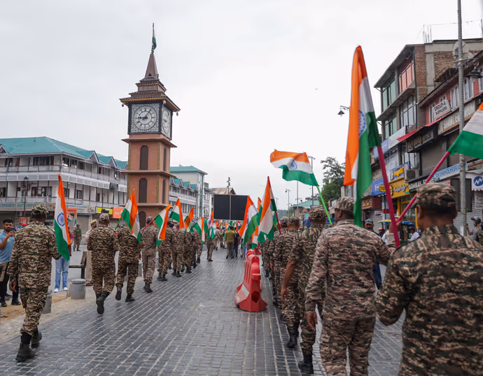 Independence Day 2026: CSMT से चारमीनार तक तिरंगे की रोशनी में सजे देश के ऐतिहासिक स्थल, 10 PHOTO