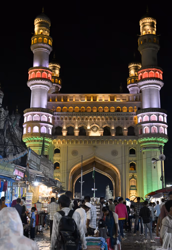 Independence Day 2026: CSMT से चारमीनार तक तिरंगे की रोशनी में सजे देश के ऐतिहासिक स्थल, 10 PHOTO